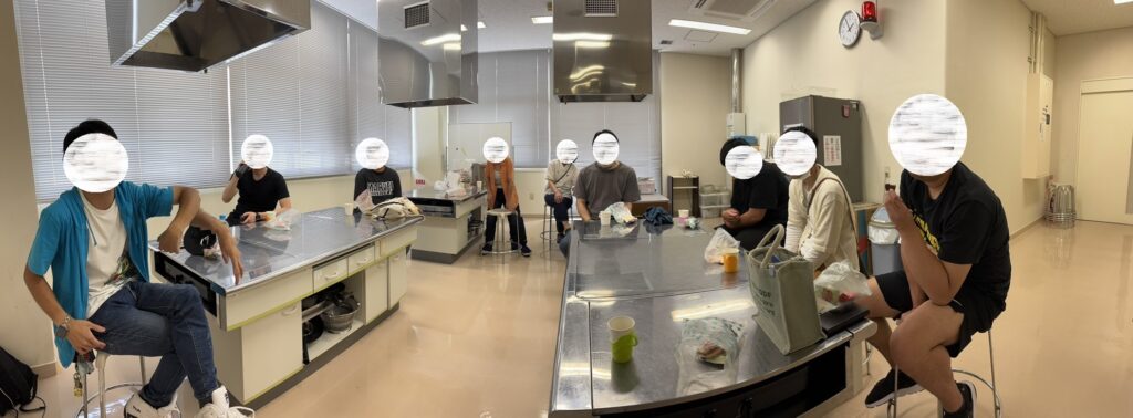 6月クローバーの木かげ